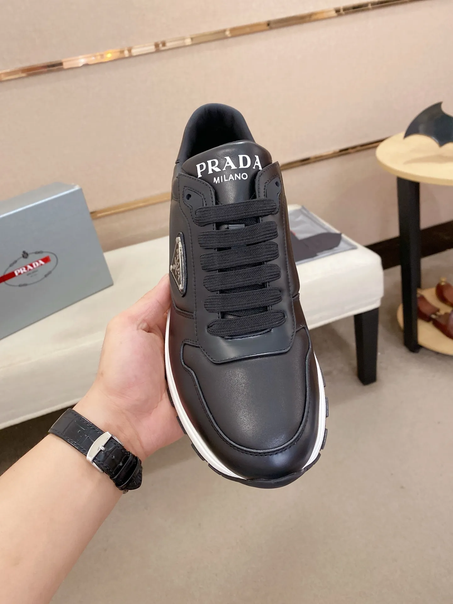 Factory price 540💰 ✔️✔️✔️High version High-quality new PRADA counters are on the market at the same time. The new men's shoes and 😘fabrics are selected from imported first-layer cowhide and are made by pure handcrafts. Lining: Full cowhide lining. 👍🏿 High-end ☄️ air-cushion molded anti-slip rubber outsole, exquisite lines, simple and elegant, comfortable and high-end for leisure travel. Code number: 38 to 44